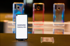 三星Galaxy A8s黑瞳全视